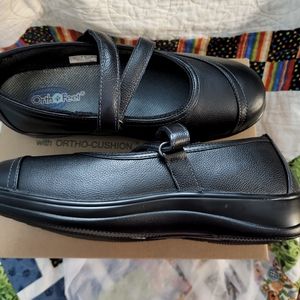 Mary Jane black sized 9.5 orthopedic shoes.